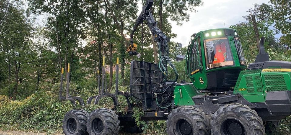 élagage avec un porteur john deere